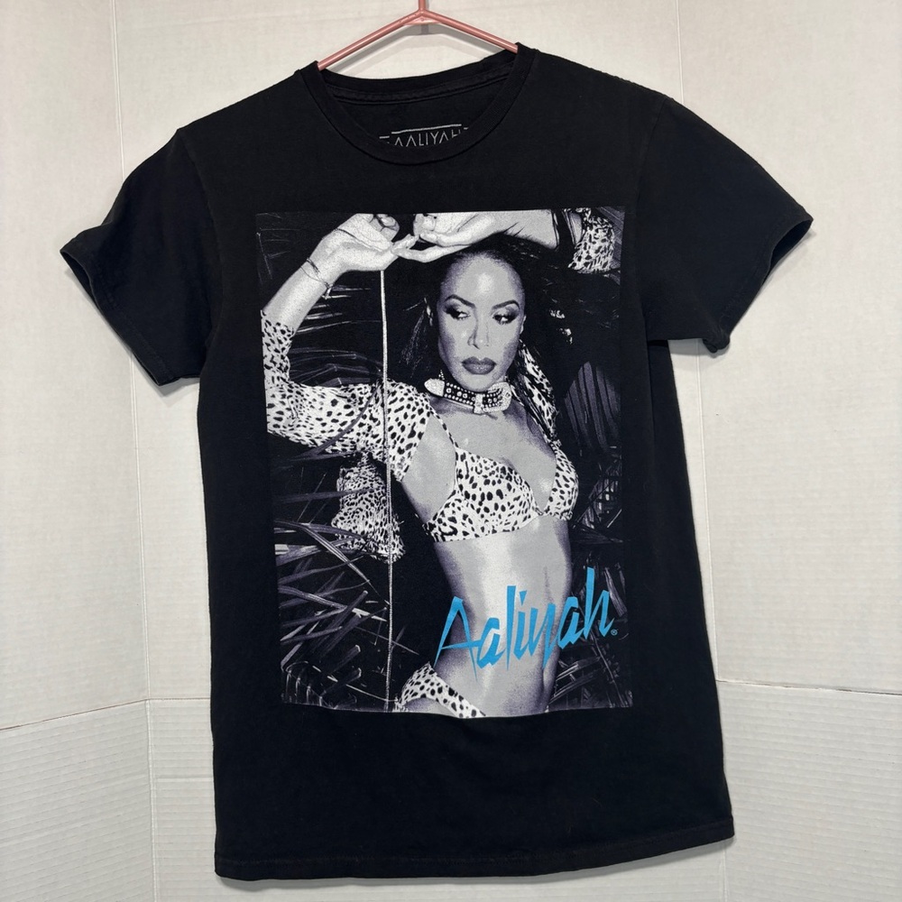 Aaliyah R&B Hiphop Music Ripple Junction Women’s Graphic Black Short Sleeve Tee